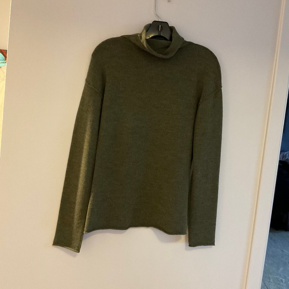 Banana Republic Soft Extra Fine Marino Wool Sweater - Small